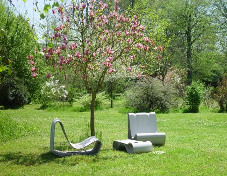 Schleifensessel von Guh im Frühlingspark von Espace Château DES mit